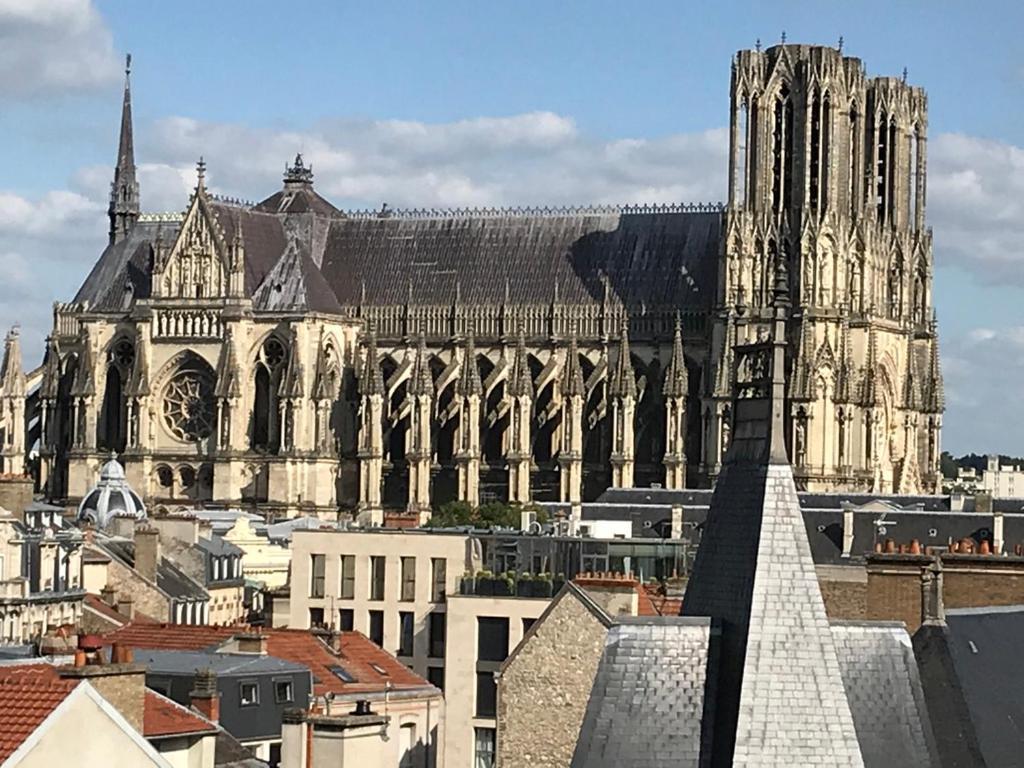 Appartement centre ville - Vue Cathédrale - 33 Reims Esterno foto